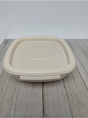 Rubbermaid 2 Cup Storage Container #2243 Square Servin Saver Almond Excellent